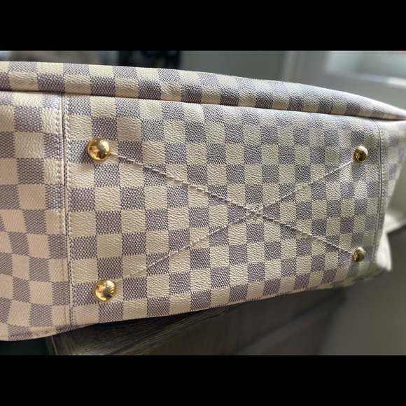 The Artsy MM looks fresh and feminine in supple Damier Azur canvas. - Picture 5 of 8